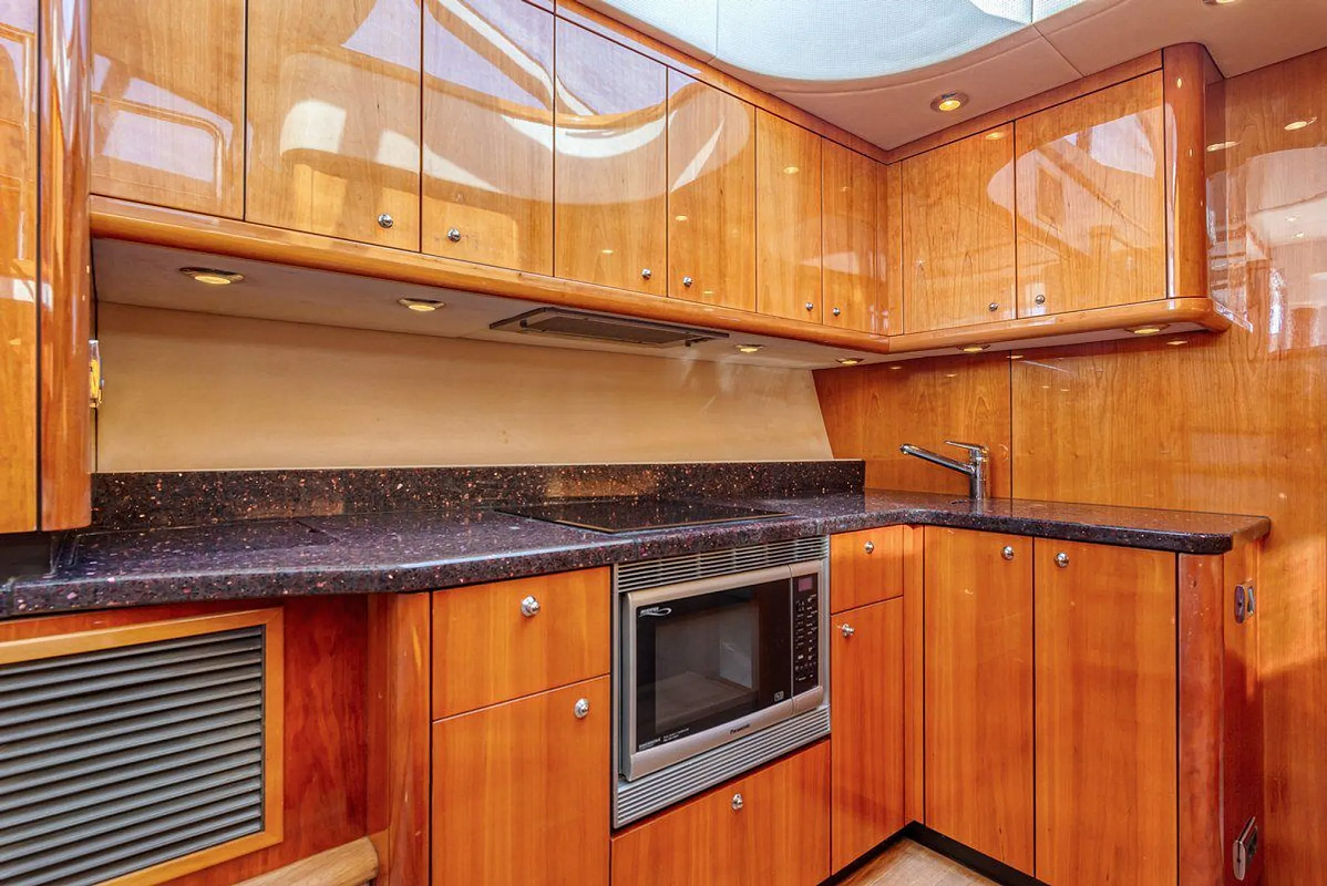 Аренда яхты Sunseeker Predator 50 в Москве - камбуз
